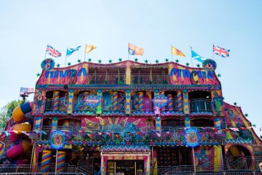 Newcastle UK: 26 Haziran 2024: Newcastle Hoppings lunaparkı güneşli bir günde
