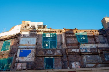 Glasgow İskoçya: 8 Ocak 2025: ABC Glasgow Akademisi yangın hasarı. Çürüyen bina, mavi gökyüzünün altındaki bir kentsel alanda bir zamanların canlı yapısının kalıntılarını gösteriyor.