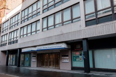 Glasgow İskoçya: 8 Ocak 2025: Glasgow Diş Hastahanesi ve Okul binası Sauchiehall Caddesi 'nde 60' lı yılların mimarisini sergiliyor