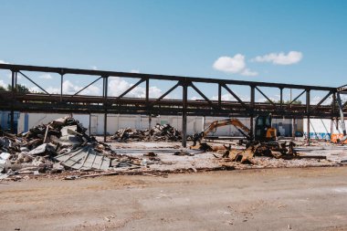 Newcastle UK: 8 Temmuz 2024: Scotswood Road araba galerisi yıkımı. Ağır makineli inşaat alanı, güvenlik levhası