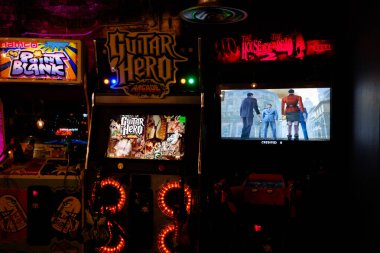 Leeds England: 2 Haziran 2024: Leeds BrewDog barı. Bodrumdaki eski oyun salonu harika.