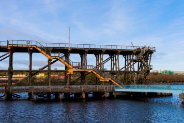Gateshead UK: 29 Ekim 2024: Güneşli bir sonbahar gününde Tyne Nehri üzerindeki Dunston Stadyumu