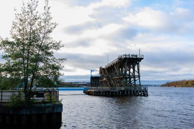 Gateshead UK: 29 Ekim 2024: Güneşli bir sonbahar gününde Tyne Nehri üzerindeki Dunston Stadyumu