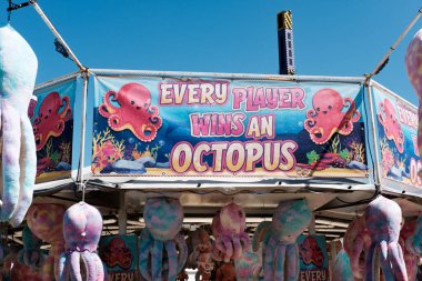 Newcastle UK: 26 Haziran 2024: Newcastle Hoppings lunaparkı güneşli gün oyunları