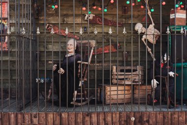 Newcastle UK: 26 Haziran 2024: Newcastle Hoppings lunaparkı güneşli bir günde Spook House 'un dışı