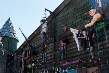 Newcastle UK: 26 Haziran 2024: Newcastle Hoppings lunaparkı güneşli bir günde Spook House 'un dışı