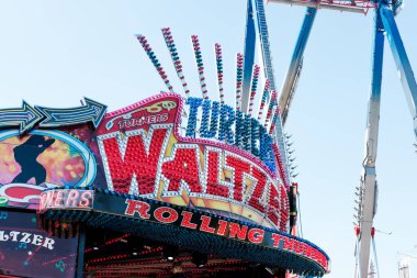 Newcastle UK: 26 Haziran 2024: Newcastle Hoppings Funfair valsi tabelası güneşli bir günde