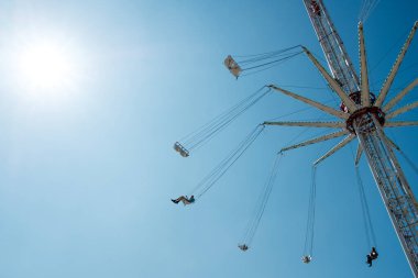 Newcastle UK: 26 Haziran 2024: Güneşli bir günde Newcastle Hoppings lunaparkı