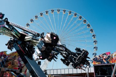 Newcastle UK: 26 Haziran 2024: Güneşli bir günde Newcastle Hoppings lunaparkı