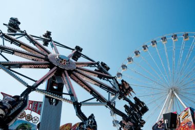 Newcastle UK: 26 Haziran 2024: Güneşli bir günde Newcastle Hoppings lunaparkı