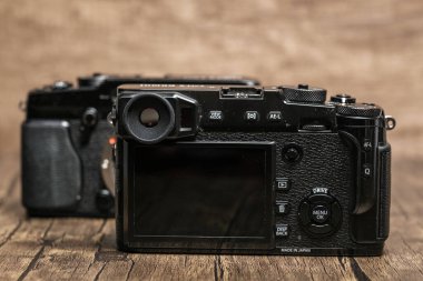 Newcastle UK: 11 Aralık 2024: Fuji kameraları, Fujifilm, X Pro 1 ve Xpro 2 yanyana iki modern dijital kameranın yansıtıcı yüzeydeki tasarım ve özelliklerini gösteren karşılaştırma