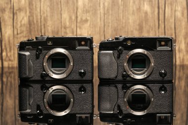 Newcastle UK: 11 Aralık 2024: Fuji kameraları, Fujifilm, X Pro 1 ve Xpro 2 yanyana iki modern dijital kameranın yansıtıcı yüzeydeki tasarım ve özelliklerini gösteren karşılaştırma
