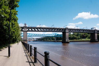 Newcastle UK: 28 Haziran 2024: Güneşli yaz gününde Newcastle Quayside. Kral VII. Edward Köprüsü Demiryolu Geçidi
