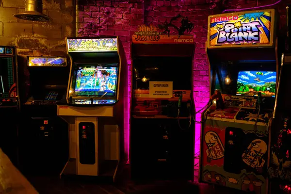 Leeds England: 2 Haziran 2024: Leeds BrewDog barı. Bodrumdaki eski oyun salonu harika.