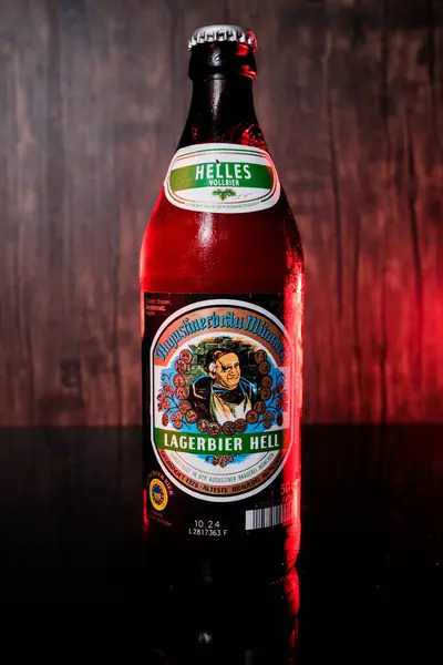 Newcastle UK: 24 Mayıs 2024: Soğuk bir şişe Helles Vollbier. İthal Alman pilsner Lagerbier Cehennemi Wolf moda etiket ve stüdyo ışıklandırmasıyla