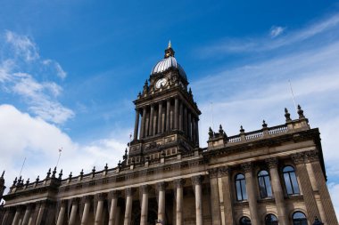 Leeds England: 3 Haziran 2024: Leeds Belediye Binası açık mavi gökyüzü altında çarpıcı mimari sergiler