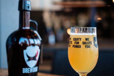 Leeds England: 2 Haziran 2024: Leeds BrewDog Bar 'daki Punks hissedarları için özel bir Equity bardağında buz gibi bir bira