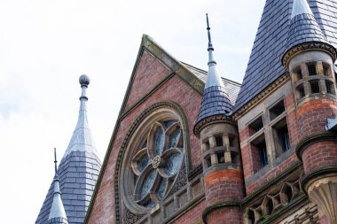 Leeds England: 3 Haziran 2024: The Grand Theatre and Opera House Leeds Gotik tasarım sergileri kemerleri ve dekoratif kuleleri gösterdi