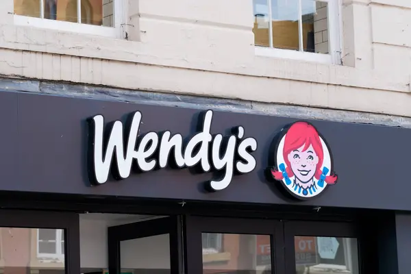 Leeds England: 3 Haziran 2024: Wendy 'nin Amerika Burger Zinciri İngiltere' de hızla büyüyor. Dış tabela, insan yok.