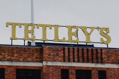 Leeds England: 3 Haziran 2024: Tetley Leeds 'in yenilenmiş bira fabrikası dış tabelası kapanıyor