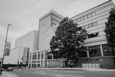 Leeds England: 3 Haziran 2024: Leeds Beckett Üniversitesi dış kampüsü. Ağaçlar ve üniversite işaretleriyle dış açılar geniş.