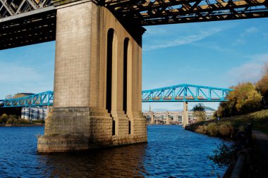 Newcastle UK: 29 Ekim 2024. River Tyne 'ın ünlü köprüleri, güneşli kış öğleden sonra, altın saat boyunca. Kral VII. Edward Köprüsü Demiryolu Geçidi