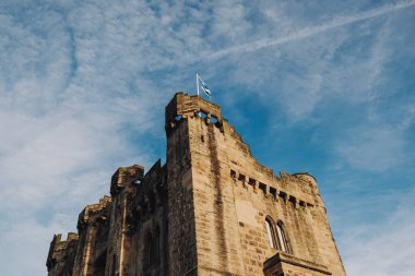 Sunderland İngiltere 'de. 21 Aralık 2024. Hylton Şatosu Sunderland. Tarihsel şato yemyeşil ve berrak gökyüzü ile çevrili sakin bir ortamda