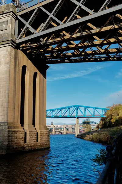 Newcastle UK: 29 Ekim 2024. River Tyne 'ın ünlü köprüleri, güneşli kış öğleden sonra, altın saat boyunca. Kral VII. Edward Köprüsü Demiryolu Geçidi