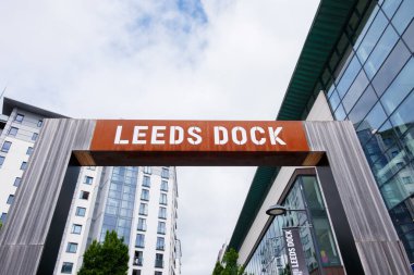 Leeds England: 3 Haziran 2024 Leeds Rıhtımı girişi. Leeds Rıhtımı, Leeds 'te modern bir caddenin üzerinde asılı.