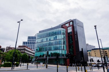 Leeds England: 4 Haziran 2024: Leeds Şehir Konseyi binası bulutlu bir gökyüzüne karşı ayakta duruyor ve kendine özgü mimarisini sergiliyor. Tabela konseyin adını ve amblemini açıkça gösteriyor..