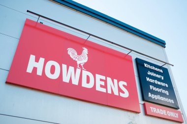 Newcastle UK: 8 Temmuz 2024: Scotswood Road 'da bir horoz logosu bulunan Howdens imzası