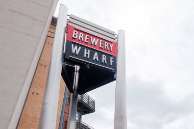Leeds England: 3 Haziran 2024: Leeds Brewery Wharf tabelası gri gökyüzüne çarpıyor