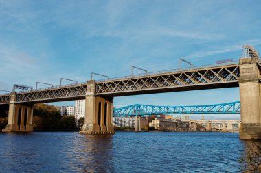 Newcastle UK: 29 Ekim 2024. River Tyne 'ın ünlü köprüleri, güneşli kış öğleden sonra, altın saat boyunca. Kral VII. Edward Köprüsü Demiryolu Geçidi