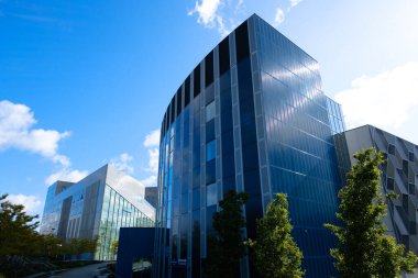 Newcastle UK: 8 Haziran 2024: Newcastle Üniversitesi 'nden Frederick Douglass Centre, güneşli bir günde modern mimari ve canlı bir çevre sergiliyor