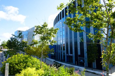 Newcastle UK: 8 Haziran 2024: Newcastle Üniversitesi 'nden Frederick Douglass Centre, güneşli bir günde modern mimari ve canlı bir çevre sergiliyor