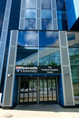 Newcastle UK: 8 Haziran 2024: Newcastle Üniversitesi 'nden Frederick Douglass Centre, güneşli bir günde modern mimari ve canlı bir çevre sergiliyor