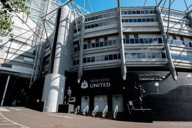 Newcastle UK: 8 Haziran 2024: Güneşli bir mavi gökyüzü gününde St James Park dış görünüşü