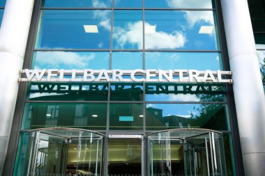 Newcastle UK: 8 Haziran 2024: Güneşli bir günde kentsel bir ortamda modern mimarinin sergilendiği Wellbar Central ofislerinin girişi