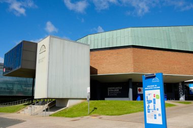 Newcastle UK: 8 Haziran 2024: Newcastle College Rye Hill Kampüsü. Güneşli mavi gökyüzünde modern bir gökyüzü bloğu