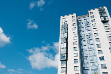 Newcastle UK: 8 Haziran 2024: Güneşli mavi gökyüzü gününde Elswick, Cruddas Park yakınlarındaki apartman blokları