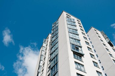 Newcastle UK: 8 Haziran 2024: Güneşli mavi gökyüzü gününde Elswick, Cruddas Park yakınlarındaki apartman blokları