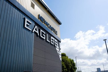 Newcastle UK: 8 Haziran 2024: Newcastle Eagles basketbol stadyumunun dışı güneşli mavi gökyüzü gününde. Vertu Motor Arenası