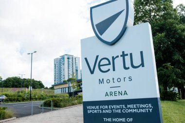 Newcastle UK: 8 Haziran 2024: Newcastle Eagles basketbol stadyumunun dışı güneşli mavi gökyüzü gününde. Vertu Motor Arenası