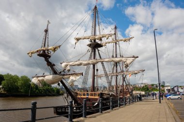 Newcastle UK: 28 Haziran 2024: Galeon Andalucia Spillers Wharf 'a kenetlendi