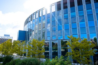 Newcastle UK: 8 Haziran 2024: Newcastle Üniversitesi 'nden Frederick Douglass Centre, güneşli bir günde modern mimari ve canlı bir çevre sergiliyor