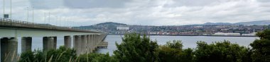 Dundee Scotland: 4 Ağustos 2024: Tay Köprüsü 'nden Dundee manzarası, Tay Firth üzerindeki şehir manzarası