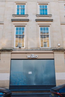 Newcastle UK: 22 Kasım 2024: Wilko ana caddesi metal panjurlu kapalı bir perakende mağazası ve gündüz vakti bir şehir caddesine park etme