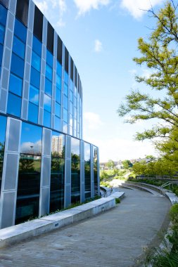 Newcastle UK: 8 Haziran 2024: Newcastle Üniversitesi 'nden Frederick Douglass Centre, güneşli bir günde modern mimari ve canlı bir çevre sergiliyor