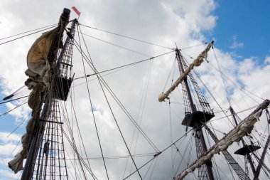 Newcastle UK: 28 Haziran 2024: Galeon Endülüs yakın çekim. 16. yüzyıl İspanyol kalyonunun kopyası.