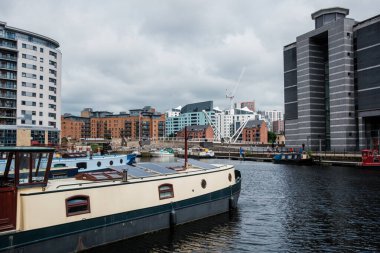 Leeds Dock UK: 3 Haziran 2024: Leeds Rıhtımı ve Kraliyet Cephanelik Müzesi. Kanal boyunca modern konut mimarisi